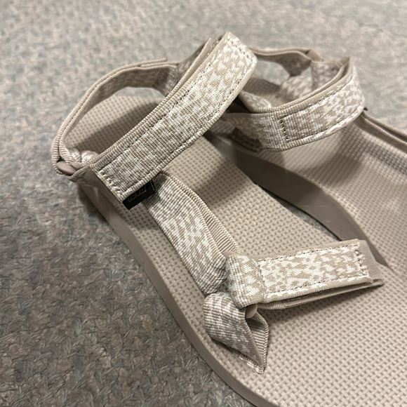 Size 8 tan teva original universal sandals - Picture 2 of 2